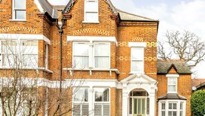 Exterior - West London Period Property w Access to Airports and Central London (London)