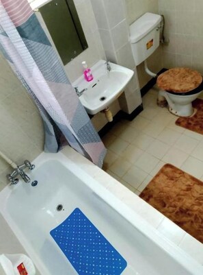 Bathroom - Royal Gardens Muthatari - Embu : Standard Double Room with Two Double Beds (Embu)