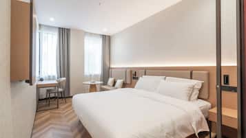 Quarto casal luxo (Deluxe King Room) | Espaço de trabalho para notebook, Wi-Fi de cortesia, roupa de cama