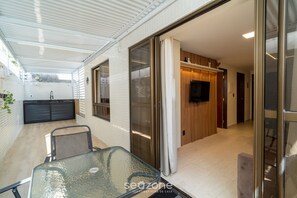 A modern bathroom with a glass shower enclosure, a sink, and a toilet. - Apt in Beachfront Building With Pool Hss0008 (João Pessoa)