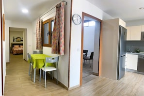 Eine moderne Küche mit Kühlschrank, Spüle und Schränken.