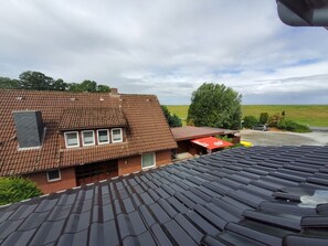 A building with a sloped roof, a brick facade, and a small window. - Room 'Zum Elbblick - Einzelzimmer Nr.20' with Sea View, Shared Terrace and Wi-Fi (Otterndorf)