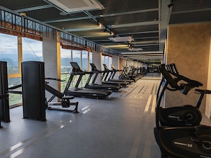 Ein Fitnessstudio mit Laufbändern, Ergometer und Krafttrainingsgeräten.