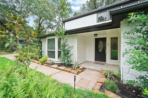 Exterior - Spring Lakeview Retreat Near the Airport (Spring)