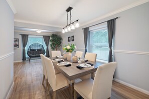 Dining - Spring Lakeview Retreat Near the Airport (Spring)