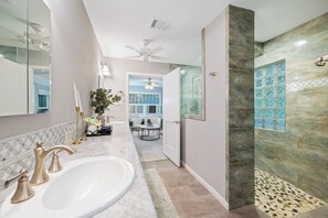 Bathroom - Spring Lakeview Retreat Near the Airport (Spring)