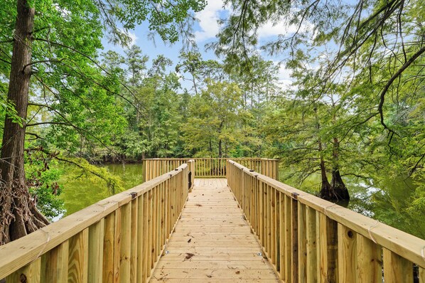 Property grounds - Spring Lakeview Retreat Near the Airport (Spring)