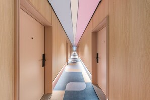 A corridor with wooden doors and a patterned carpet. - G Jinhua Hotel Apartments - Shanghai (Shanghai)