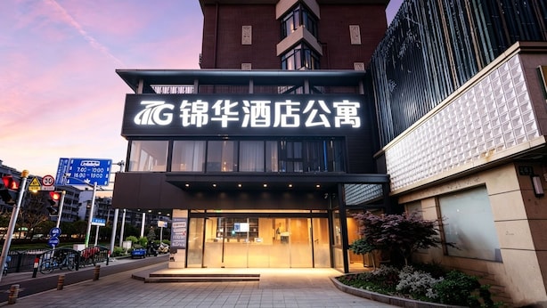 Un hôtel doté d’une enseigne bien visible, d’une façade moderne et d’une entrée bien éclairée.