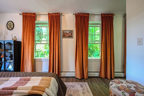 The Lorelai at Middle Street Manor: Walk to Town Green, Gazebo, Shops & Dining