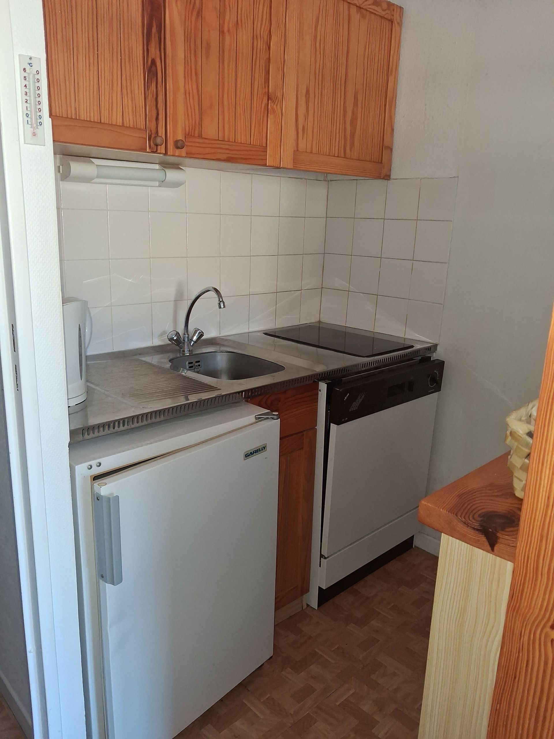 Coffee/tea maker, fridge, microwave, dishwasher