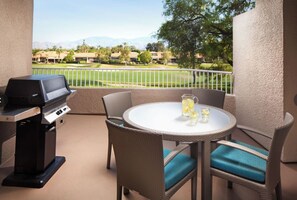 Outdoor dining - Cozy Premium 1-bedroom hotel suite with full kitchen in wonderful Rancho Mirage (Rancho Mirage)