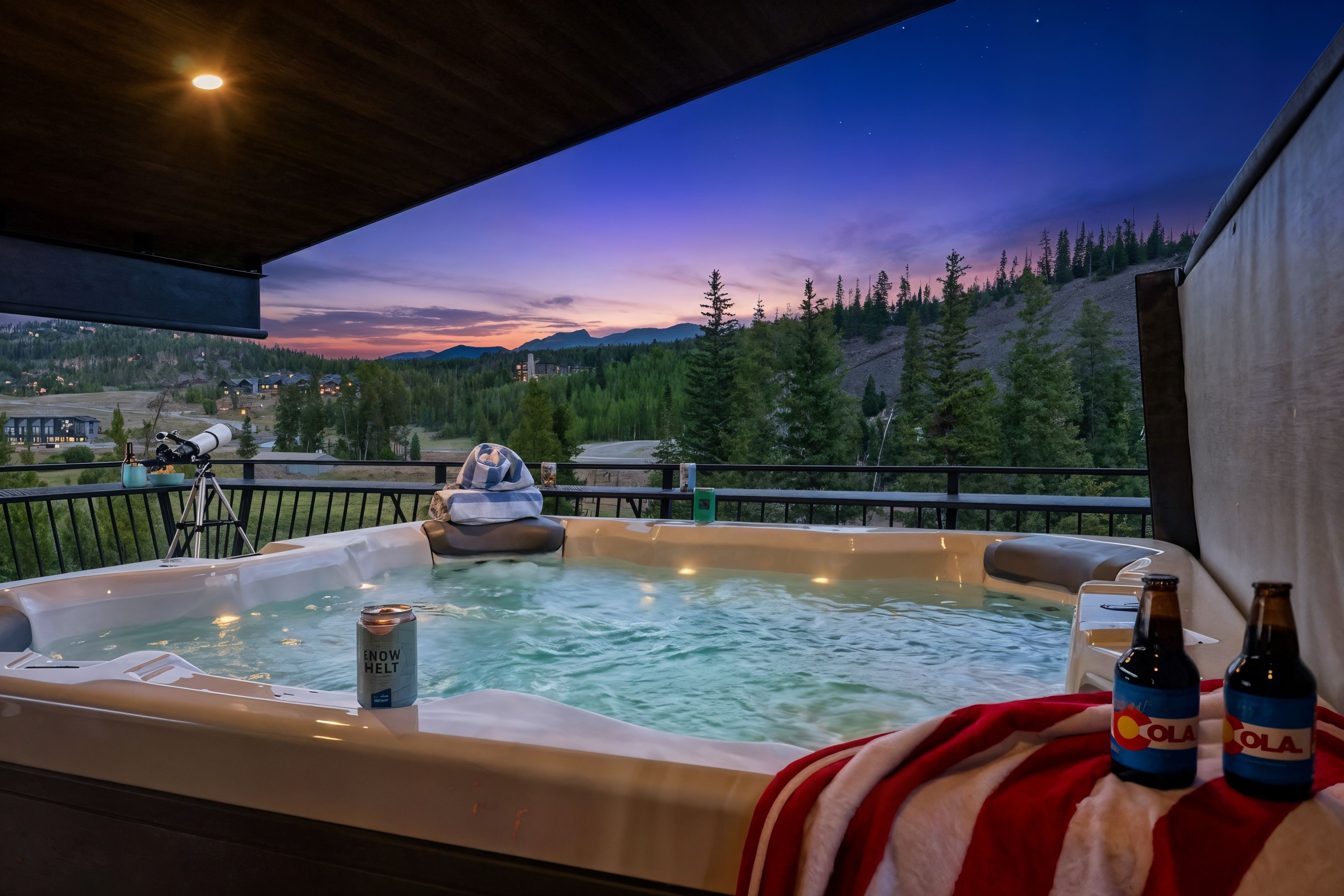 Un bain à remous avec vue sur un paysage montagneux au crépuscule.