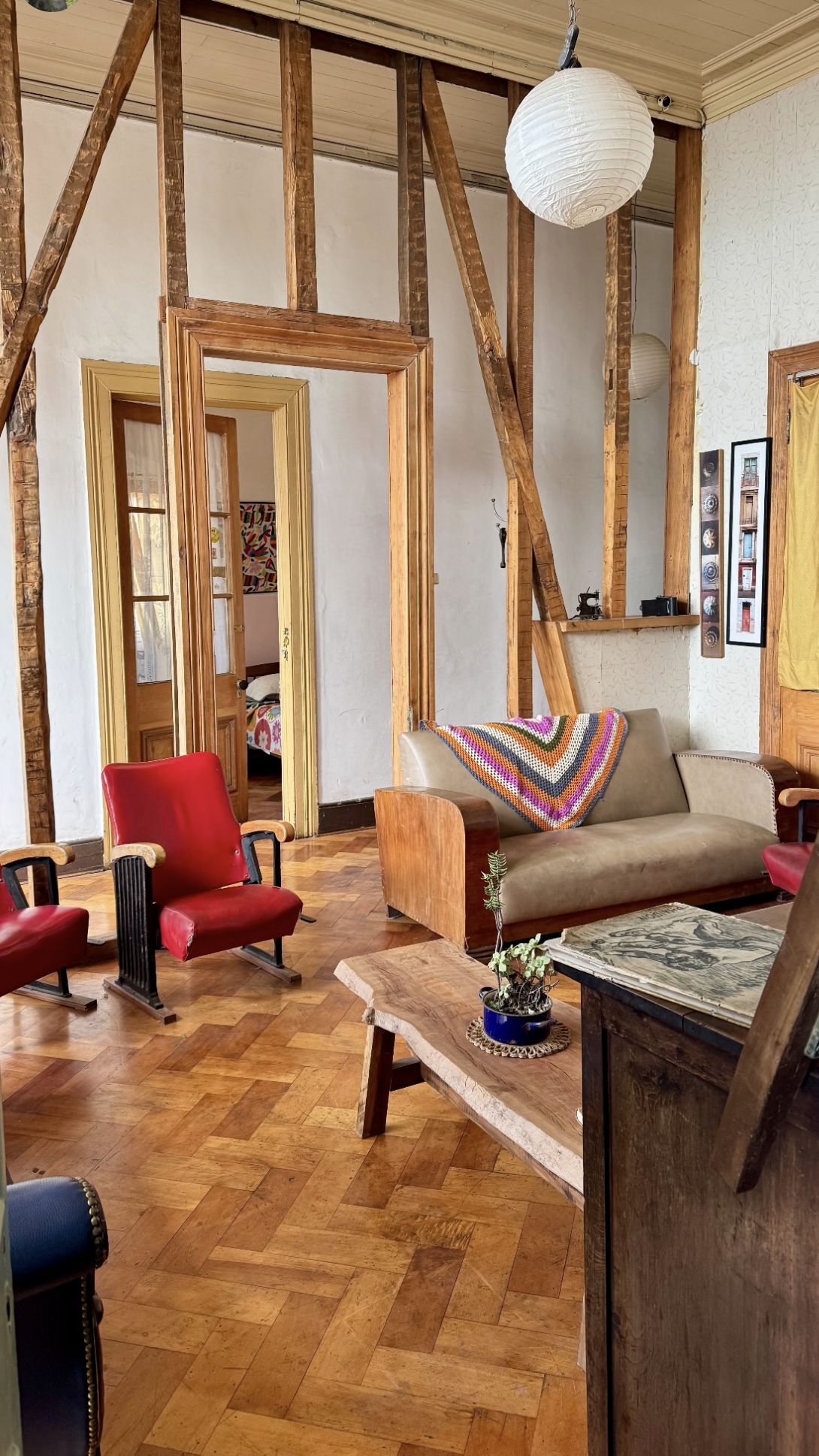 Room With A King-size Bed At The Casa Atahualpa Hostel - Valparaíso