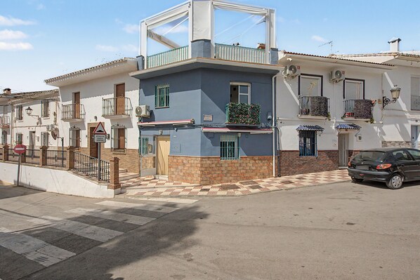 Un edificio a due piani con un balcone, una porta e una finestra.