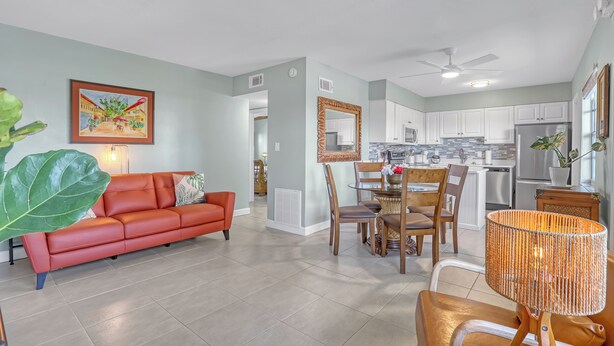 Living area - OUTSTANDING Location!  High-end 2/1 On The Beach, Close To The Port & Pier! (Cocoa Beach)