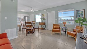 Living area - OUTSTANDING Location!  High-end 2/1 On The Beach, Close To The Port & Pier! (Cocoa Beach)
