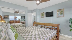 Room - OUTSTANDING Location!  High-end 2/1 On The Beach, Close To The Port & Pier! (Cocoa Beach)