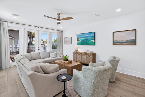 Still Waters: Steps to Private Beach, Heated Pool, Golf Cart, Two Living Rooms