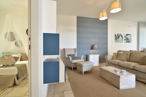 Ein modernes Wohnzimmer mit einem Bett, einem Sofa, einem Couchtisch und einer Wand mit Muster.