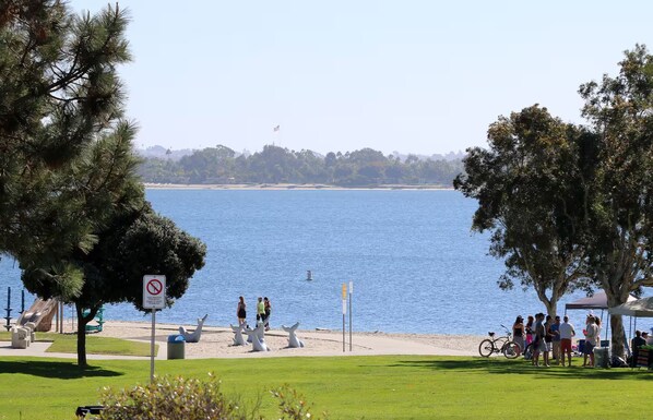 A lakeside park with a no swimming sign, a playground, and people enjoying the view. - Bay View Condo Near SeaWorld, San Diego (San Diego)