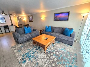 A living room with two grey sofas, a wooden coffee table, and a patterned rug. - Bay View Condo Near SeaWorld, San Diego (San Diego)