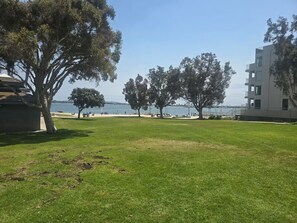 A grassy area with trees and a view of the sea. - Bay View Condo Near SeaWorld, San Diego (San Diego)
