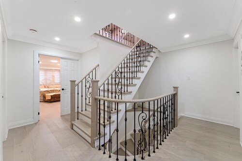 The EastSide Manor - Fully Equipped Mansion, Games Room, Free Parking and More