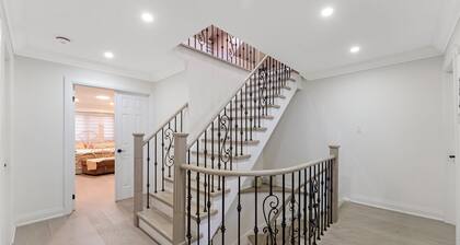 The EastSide Manor - Fully Equipped Mansion, Games Room, Free Parking and More