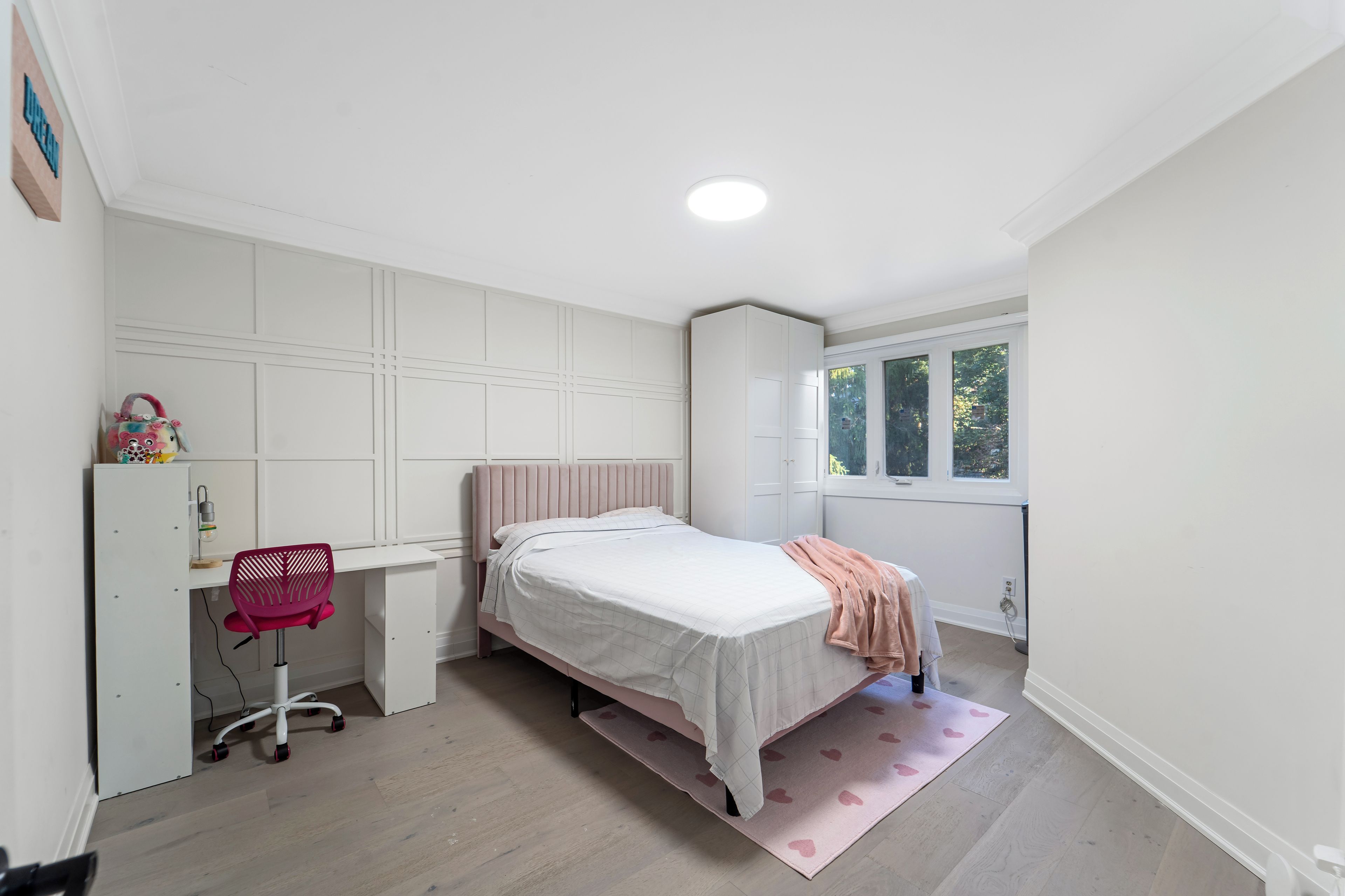 Une chambre à coucher avec un lit, un bureau et une chaise.