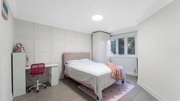 Une chambre à coucher avec un lit, un bureau et une chaise.