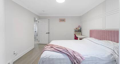The EastSide Manor - Fully Equipped Mansion, Games Room, Free Parking and More