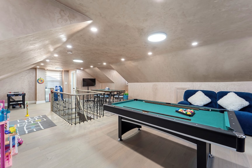 The Eastside Manor - Fully Equipped Mansion, Games Room, Free Parking And More - Ajax
