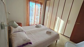 Room - PrimulaHousePescara with parking space (Pescara)