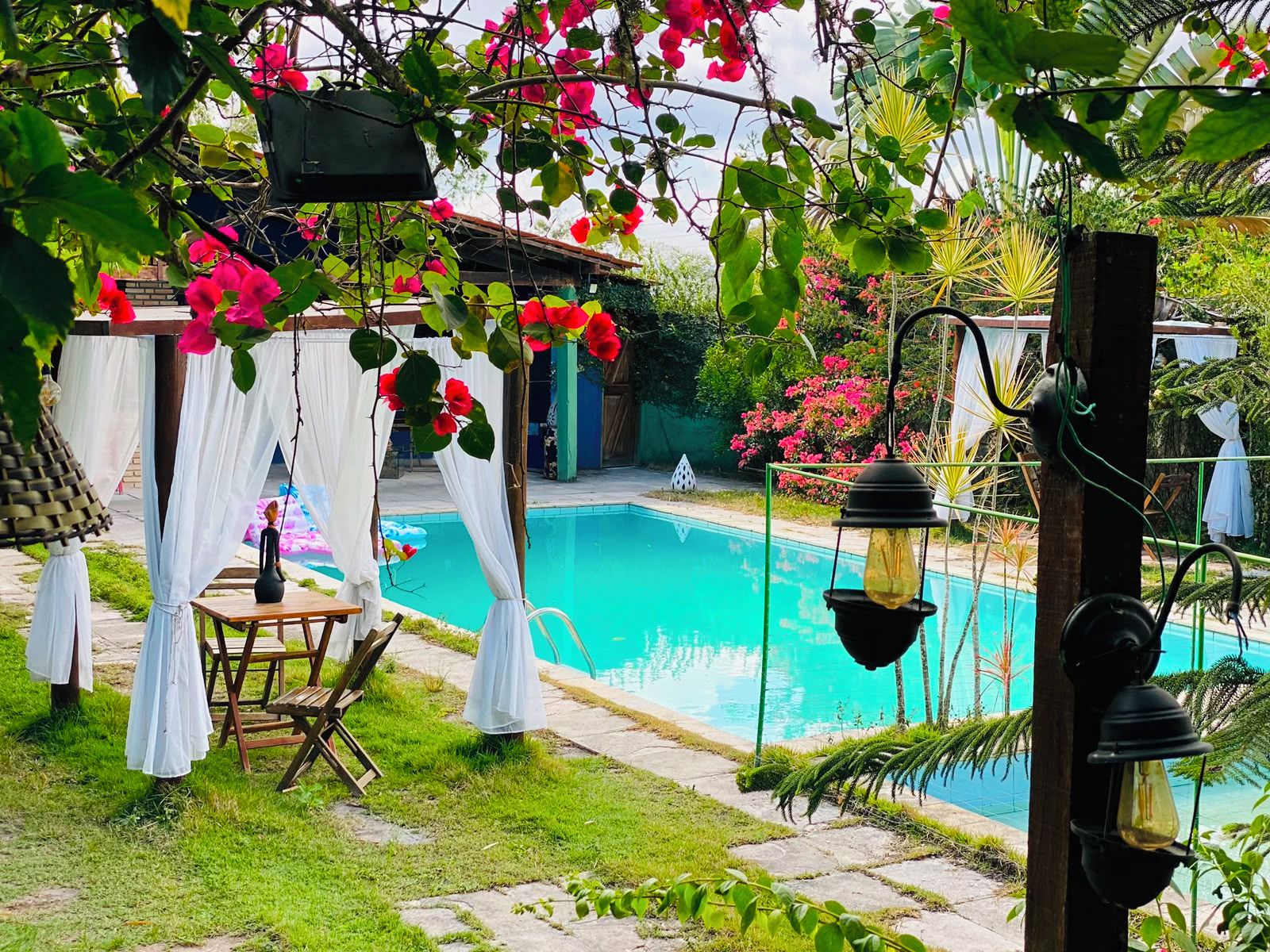 Standaard chalet, uitzicht op tuin | Zwembad | Een buitenzwembad