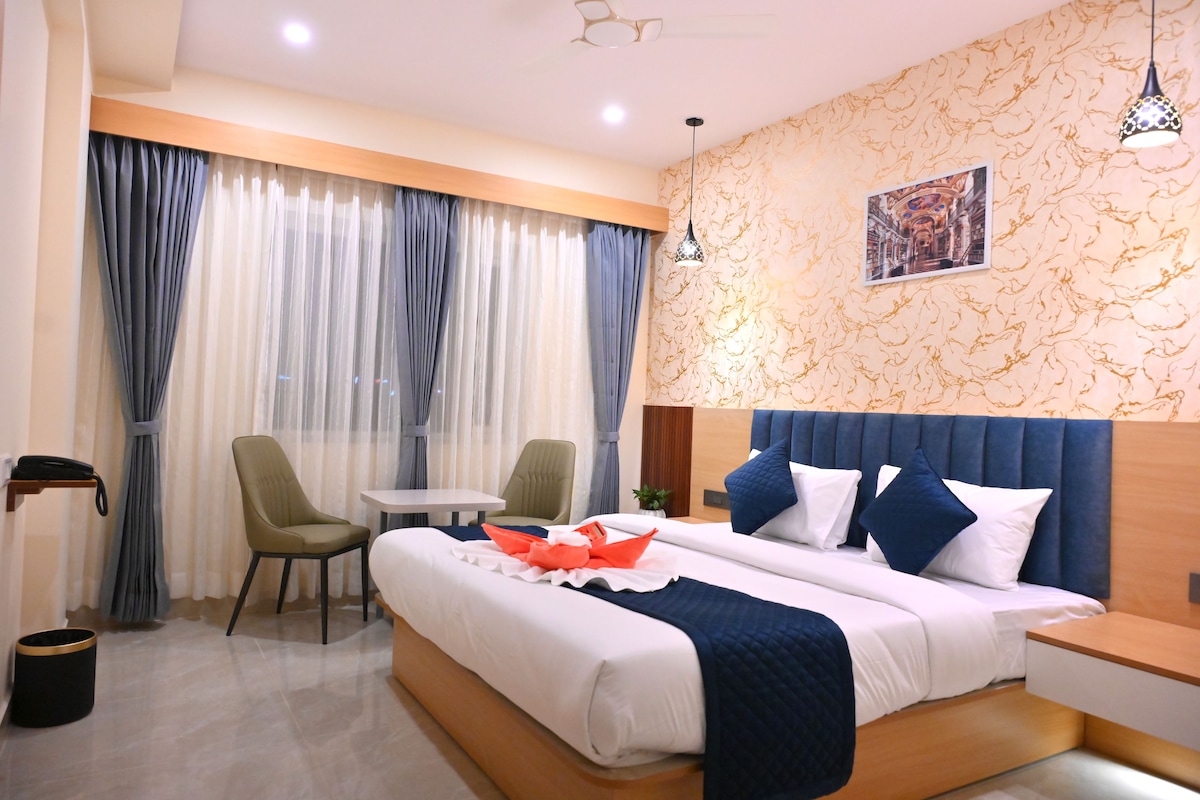 Suite Superior, pemandangan kota | Minibar, brankas, meja kerja, dan ruang kerja ramah laptop