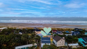 A coastal residential area with houses, a beach, and a view of the ocean. - Sunset Port at Heceta Beach *Great Views* (Florence)