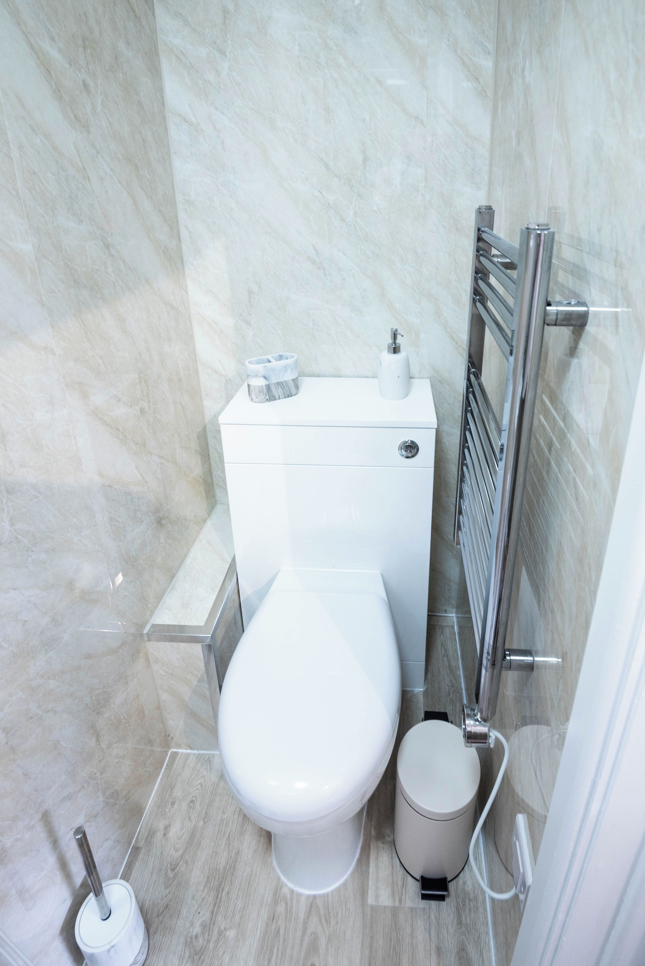Une salle de bain moderne équipée de toilettes, d’un bidet et d’un sèche-mains.