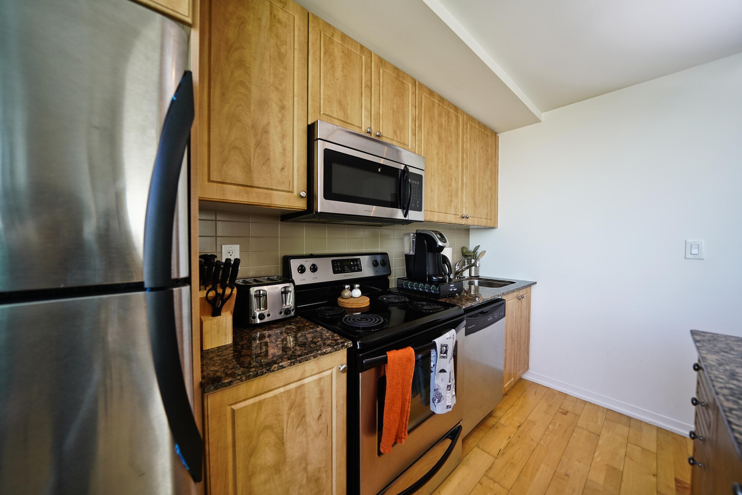 Coffee/tea maker, fridge, oven, stovetop