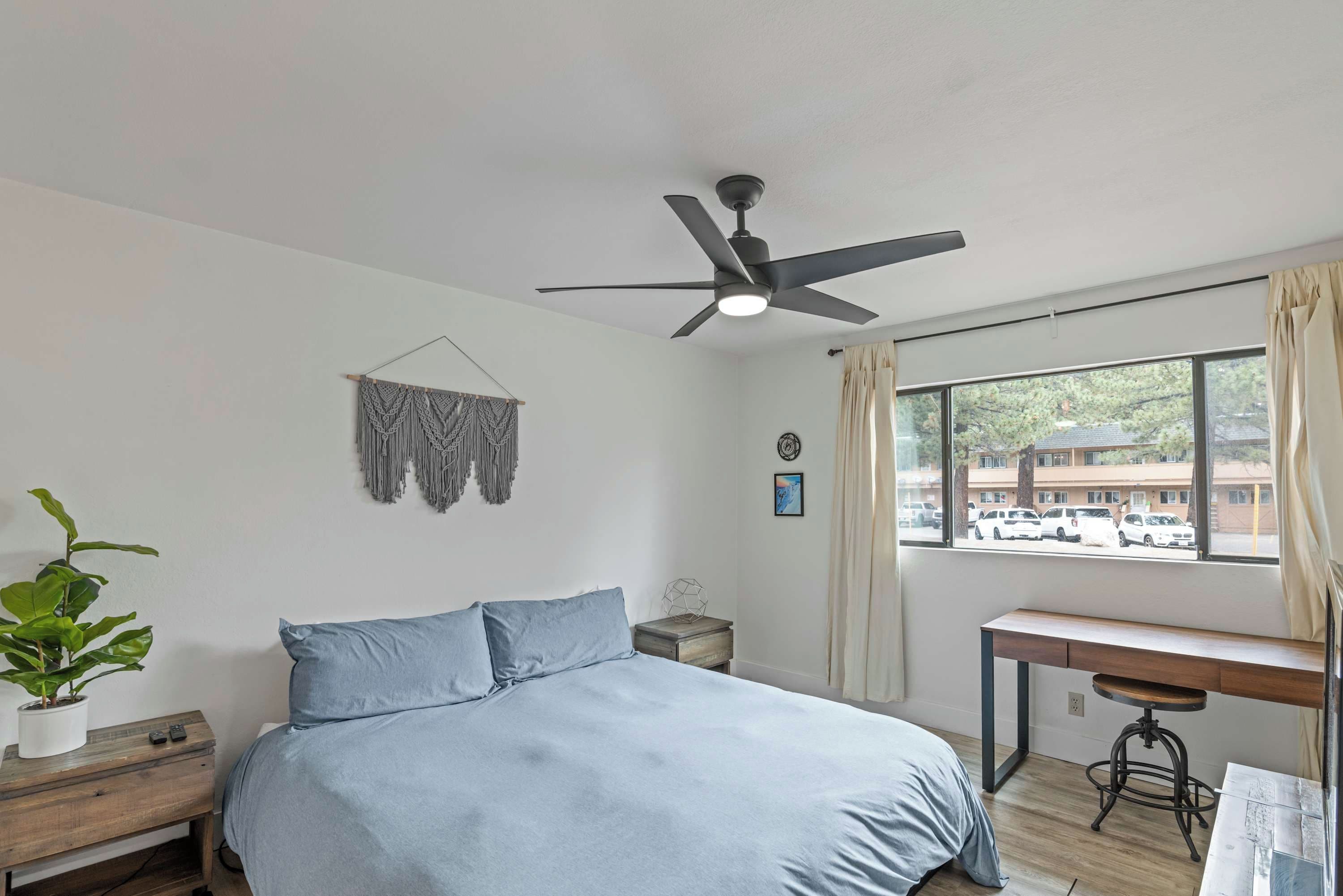 Desk, iron/ironing board, WiFi, bed sheets
