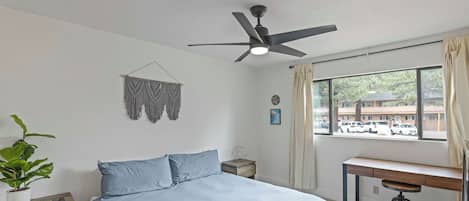 Desk, iron/ironing board, WiFi, bed sheets