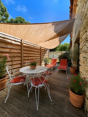 Outdoor dining - Casa De Pedra Cottage with Private Terrace, Shared Garden, and Wi-Fi (Auterive)