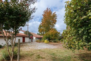 A residential property with a white building, a red-tiled roof, and a gravel driveway. - Gîte Chez Françoise et Jean: natural air conditioning in Saint-Lon-les-Mines (Saint-Lon-les-Mines)