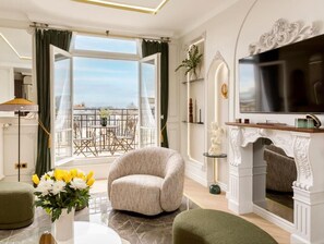 Living area - Luxury 7-Bedroom Paris Apartment Near Champs-Élysées with Eiffel Tower Views (Paris)