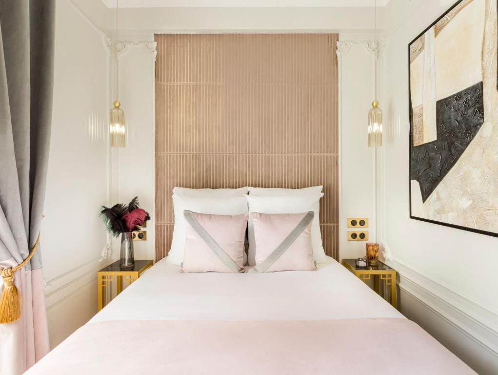 7 chambres, bureau, fer et planche à repasser, lit de bébé portatif