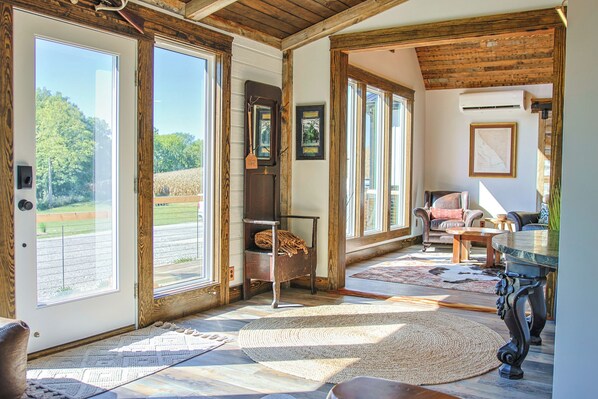 Una habitación con ventanas amplias, una chimenea y un comedor.
