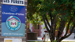 Placa com o nome 'LES FURETS', logotipo de 'Chambres d'hôtes' e endereço de site.