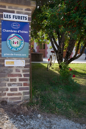 Senyal per a 'LES FURETS' amb logotip de 'Chambres d'hôtes' i una adreça web.