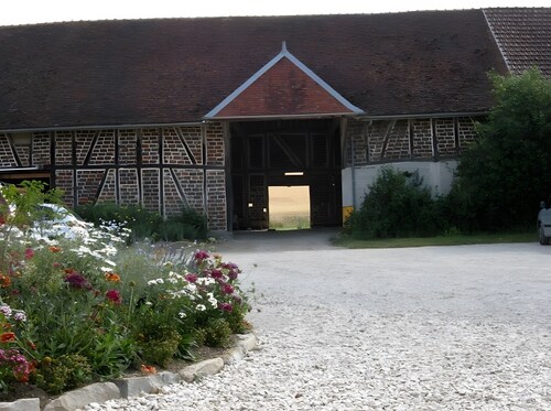 Bed and Breakfast 'Chambre Amarante' with Shared Terrace, Wi-Fi and Air Conditioning