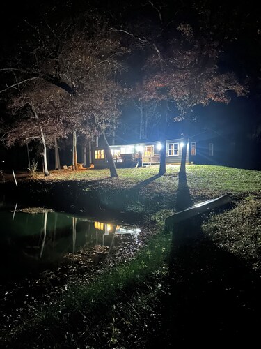 Oak Lane Haven- Delightful 2-bedroom cabin on lake in charming Low Point